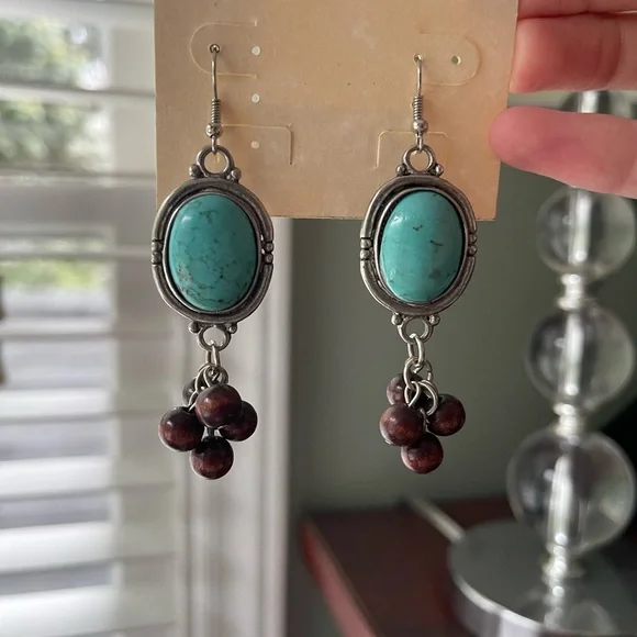 𝙴𝚛𝚒𝚌𝚊 𝙻𝚢𝚘𝚗𝚜 𝚍𝚊𝚗𝚐𝚕𝚎 𝚎𝚊𝚛𝚛𝚒𝚗𝚐𝚜 - Picture 2 of 2